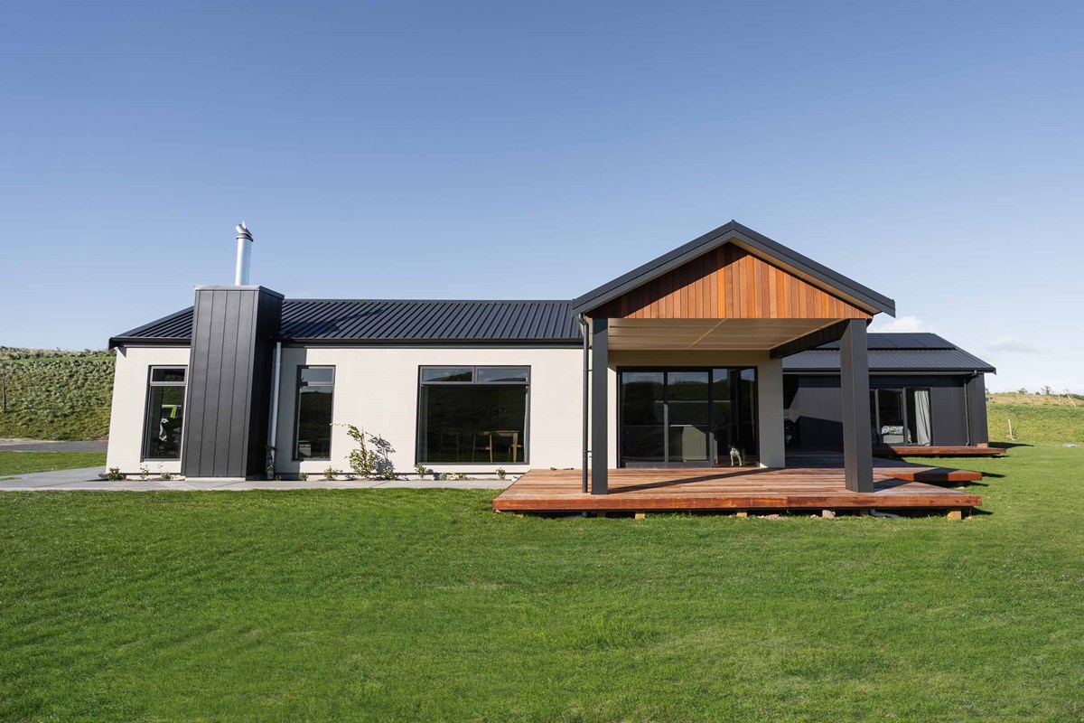 The exterior cladding Laura and Shaun have chosen compliments the interior nicely with neutral and wooden tones from the plaster and linear stained timber, contrasting to the dark linear cladding which matches the joinery.